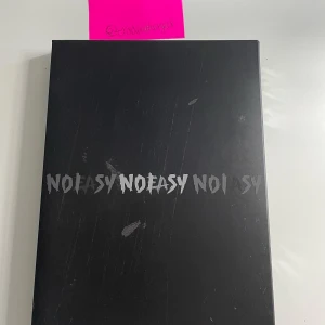 Skz noeasy album - Stray kids noeasy limited version album. innehåller cd, fotobok, lyrikbok och 1 av dlm 4 mini posters som visas på tredje bilden. 70kr+ frakt <3