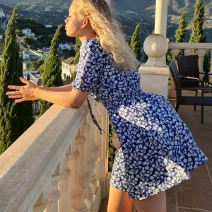 Storlek XS/S - Säljer min superfina klänning från shein då den ej riktigt är min still så används knappt:) Den är i tipp topp skick nypris 159kr  mitt pris 120kr ❤️pris kan diskuteras vid snabb affär 