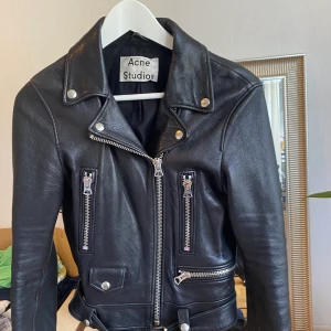 Acne Studios skinnjacka - Acne Studios skinnjacka, modell Mock. Super fint skick! Nypris 11000kr