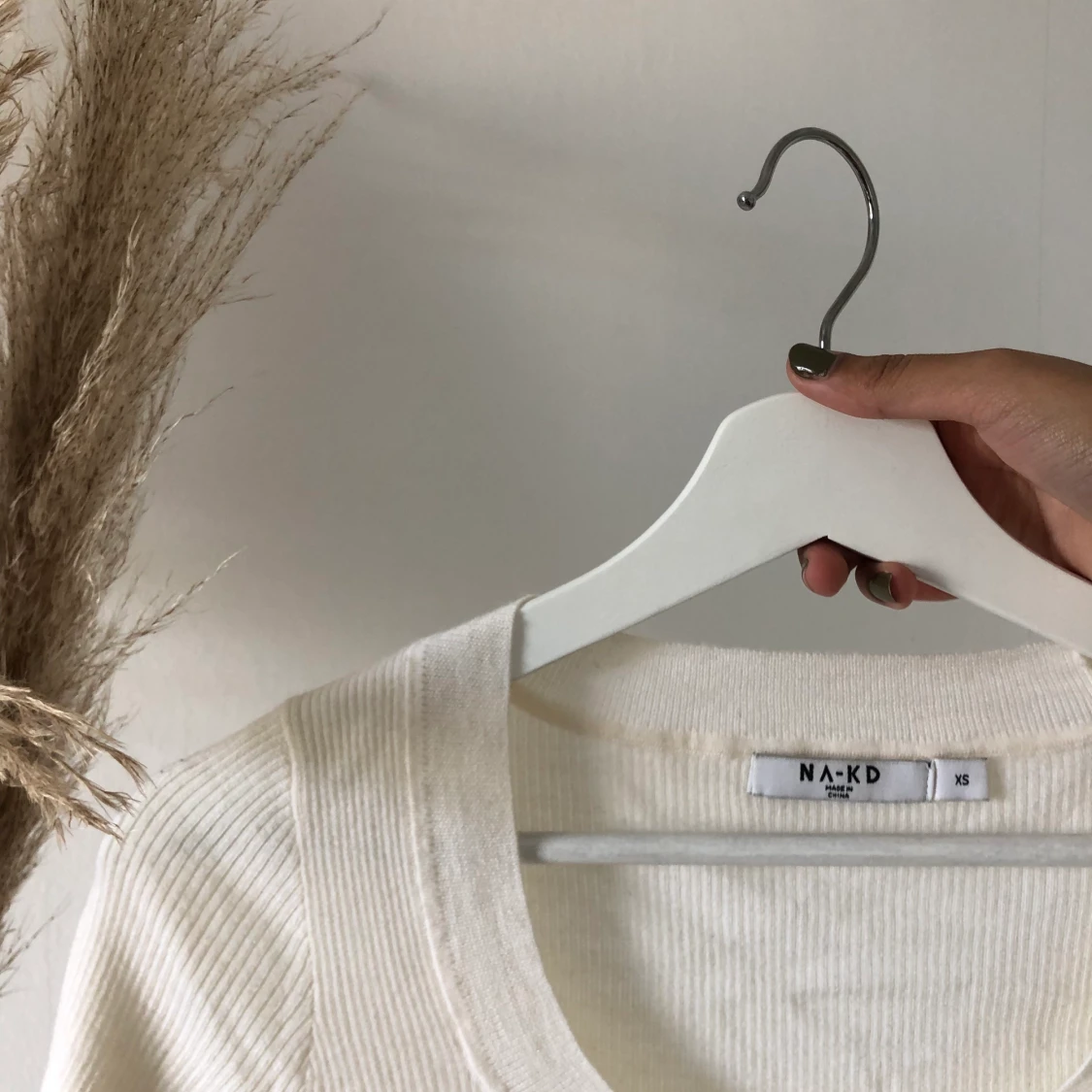 En mjuk finstickad tröja i vitt med rund urringning 🤍 - 91