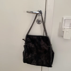 Svart väska💗 - Hej säljer denna fina svarta väskan då jag har en likadan redan💗 säljer för billigt så passa på💗