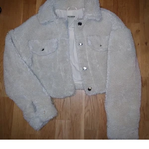 Teddyjacka - Asfin teddyjacka som tyvärr inte kommer till användning men som är perfekt nu till hösten och vintern! Använd ca 5ggr. Xs/s