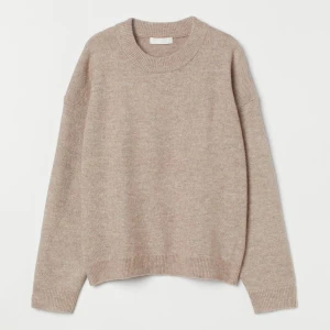 Stickad tröja från HM - En fin stickad tröja från H&M i en mörkare beige färg, lite nopprig!