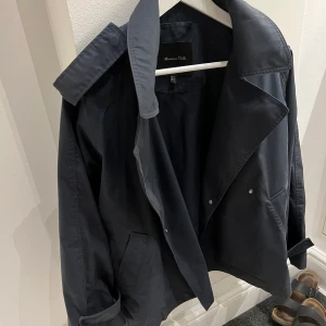 Massimo Dutti kappa - populär marinblå kort kappa från massimo dutti! inköpt förra vintern från zalando för ungefär 1599kr🙌🏽 inte använd speciellt mycket! inga defekter alls och så fräsch🫶🏼