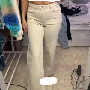Beige jeans - Säljer min helt nya beigea byxor från Åhléns. Då färgen inte passar mig. Bra i längden är 156 lång. Ger även fin form. Storlek Small/34-36. 