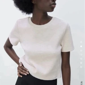 Kortärmad stickad tröja - Säljer min super fina tröja från Zara i strl S. Tröjan är i ett mycket fint skick och säljer enbart för har många liknande❤️ (färgen skiftar lite i andra bilden pga skuggan)