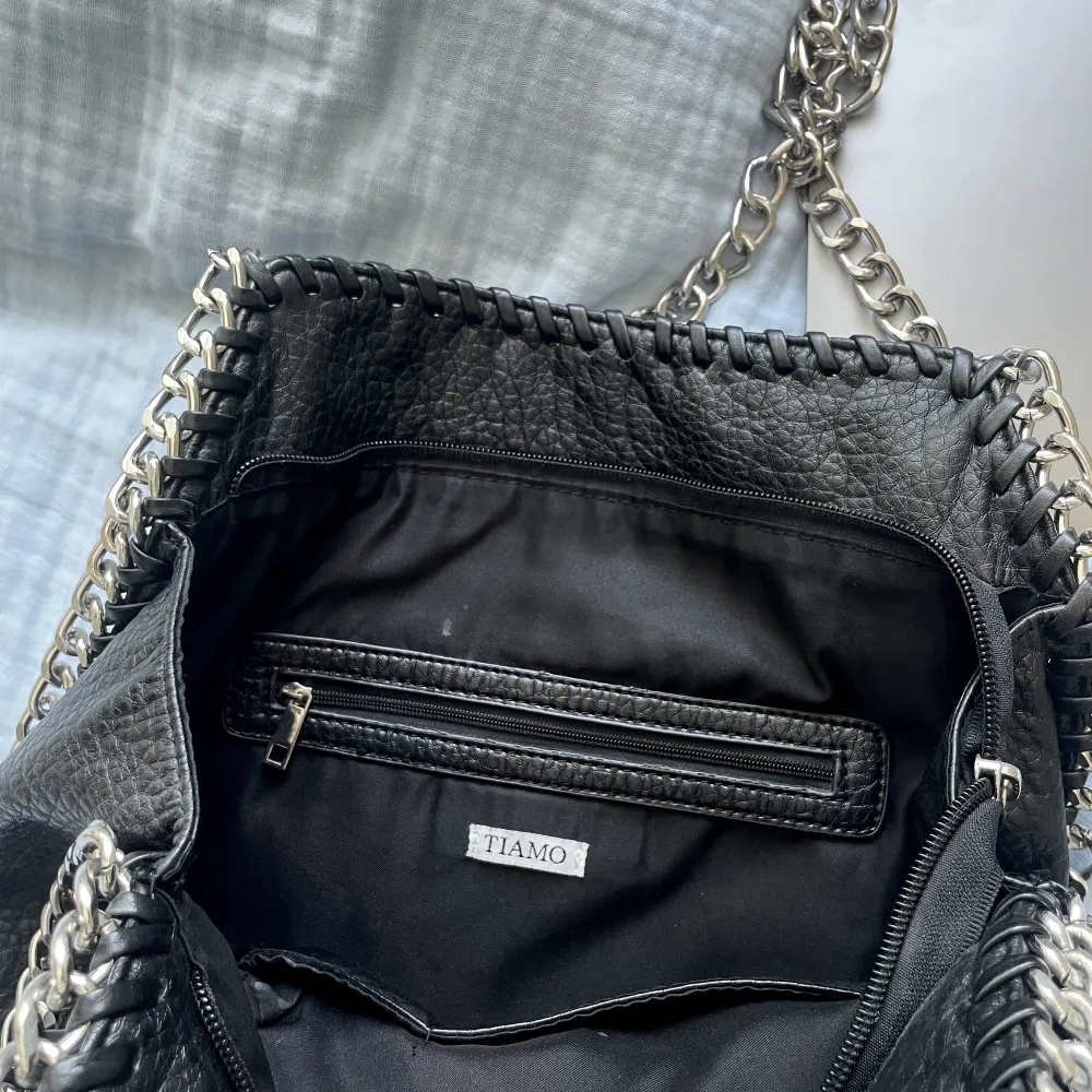 Svart väska från tiamo. Bra skick, använd fåtal gånger! 💕   har en dragkedja med ficka på utsidan och en på insidan 🫶🏻. Väskor.