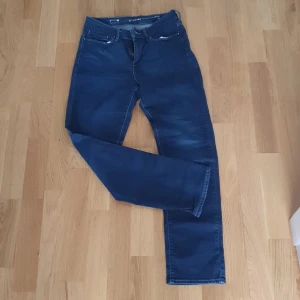 Levi's demi curve  - Levis demi curve. stl 27. Säljer föremål pga flytt.  Kan träffas på Ulriksdals station.