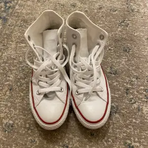 Säljer ett par vita converse som är i nyskick!! Storlek 36,5 🥰🫶🏼