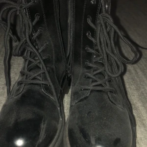 docs skor svart  - gothic för alla kön och identiteter. storlek 37 den är dammig för att jag har bara prövat dom 2 ggr men aldrig gått ut med dom. Den kostade egentligen 600kr men säljer för 400kr platform skor.  Jag tvättar och torkar dom innan jag säljer den. 