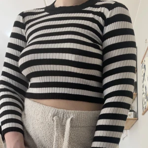 Randig top  - Randig top från HM köpt second hand. Säljer då den är lite för liten vilket kanske syns på bilden. Annars i ett väldigt bra skick. 