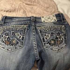 Miss me jeans - Hej jag säljer dessa lågmidjade miss me jeans. Köpte de på sellpy och har inte använt de. De är i storlek W26.