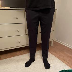 Svarta kostymbyxor från COS i storlek 50. Fint skick🥰