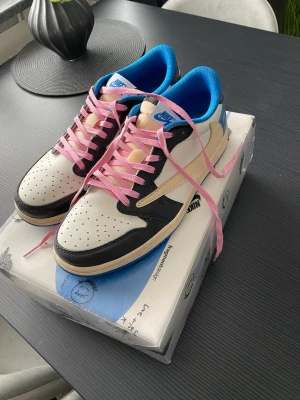 Travis scott fragment jordan 1 low - Säljer nu mina aj1 low fragment travis scott. De är i strl 43 och är använda 1 gång. Du får med extra snören och den unika boxen. Bara att skriva ett PM vid intresse!