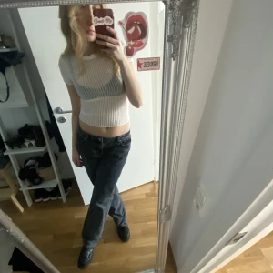 Vit ribbad och genomskinlig topp - Skitsnygg topp från Zara. Använd 1 gång och slutsåld på hemsidan. 