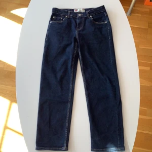 Levi’s jeans loose taper  - Jeans i gott skick som passar barn och ungdomar som är ca 164 cm långa.