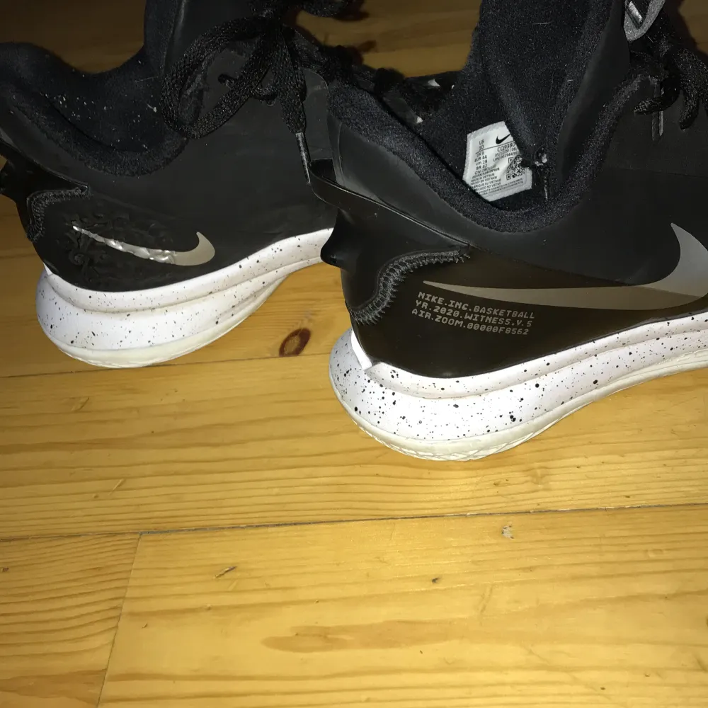 Säljer snygga nike skor som ej används längre. Det är lebron james skor från 2020. Mycket bra skick och riktigt sköna på fötterna. Nypris ca 1200kr. Pris kan diskuteras.. Skor.