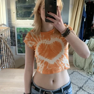 baby tee - Säljer denna söta babytee från H&M! Nyskick! då den bara är använd 2 gånger💘