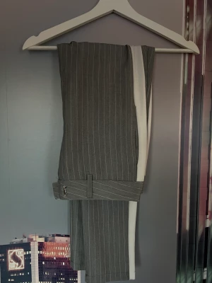 Kostymbyxor  - Gråa Kostymbyxor med vit rand längst sidan 