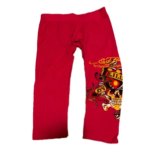 Ed Hardy leggings - Super fina rosa Ed Hardy tre kvarts leggings💞har några små hål som syns på bild 2 och 3. Står storlek XXL men är jätte små i storleken. Passar mig som har S på byxor. Skulle lätt kunna sys om till en Tube topp t.ex