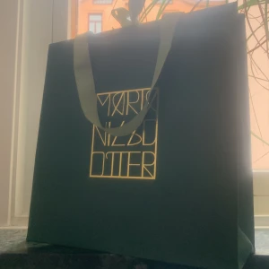 Maria Nilsdotter berlock  - En Maria Nilsdotter bokstav M. Säljer för andvänt alldrig.❤️ det är det stora formatet. Original pris 2200❤️finns ej att köpa längre