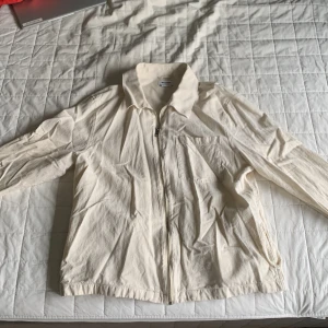 Linne overshirt L - Weekday beige overshirt i storlek L men en liten L storlek. 