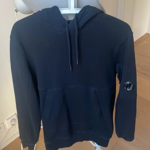 Cp company hoddie  - Svart , fint skick , andvänd ett par gånger , nypris 2099kr storlek small