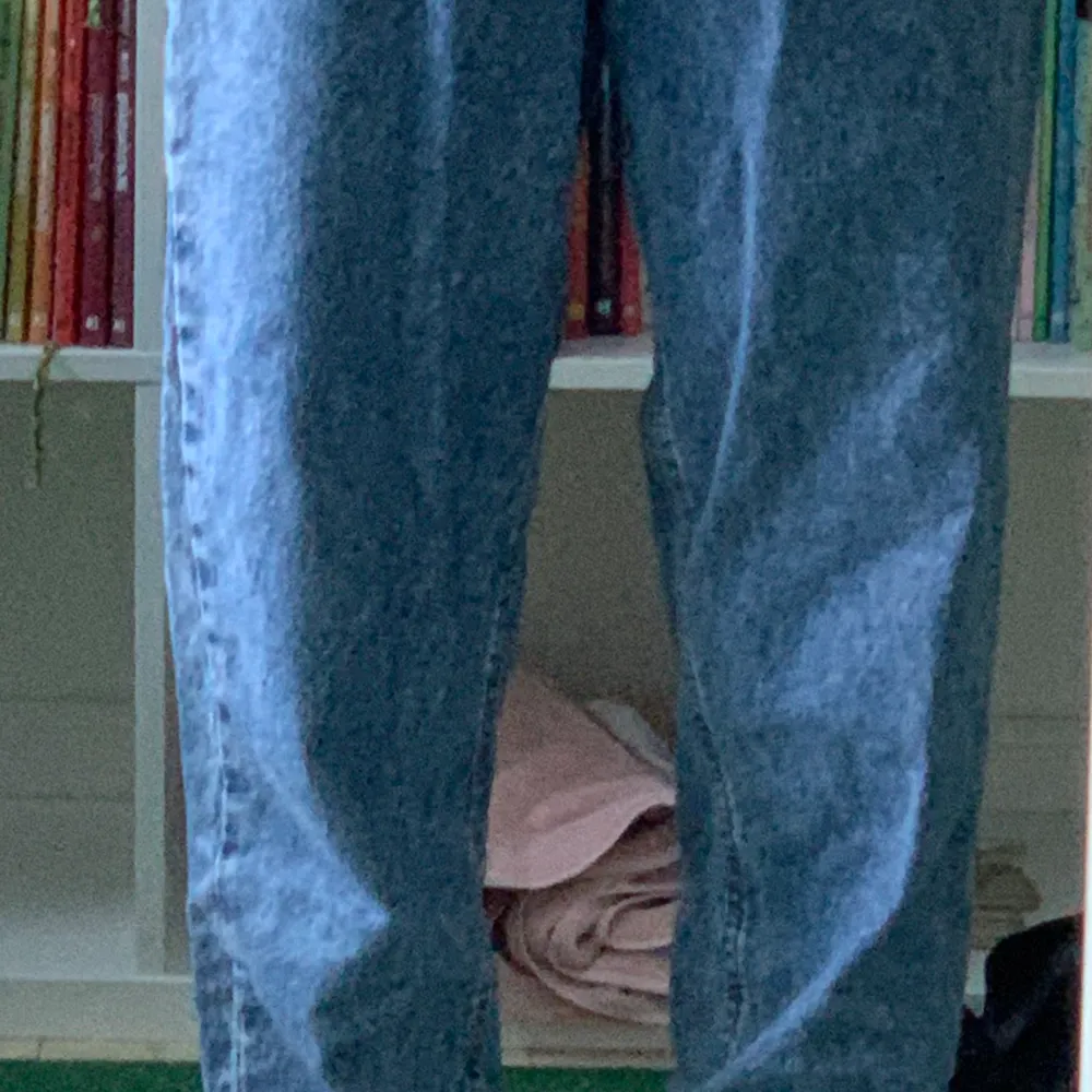 Blåa jeans, de har väldigt stretcha midja. Jeans & Byxor.