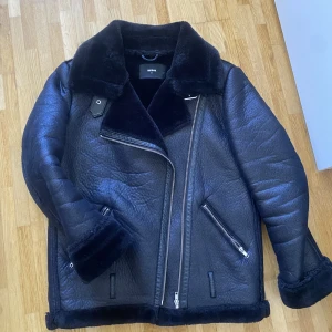 shearlingjacka - Läderjacka ifrån bikbok, knappt använd och i bra skick.🖤 Köpare står för frakt.