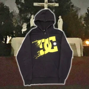 DC Hoodie - DC Hoodie storlek S med passar som M stupid hard dc swag😂😂💯💯💯 ⚠️OBS⚠️ den är mer mörkblå i verkligheten än på bilderna och bilderna är från han jag köpte den av för är lat som fan och pallar inte ta egna bilder😂😂😂😎😎😎#swag