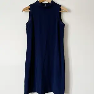 Ärmlös klänning från Massimo Dutti, använd endast 1 gång och i bra skick. Storlek 36. Använd gärna ”köp nu”.