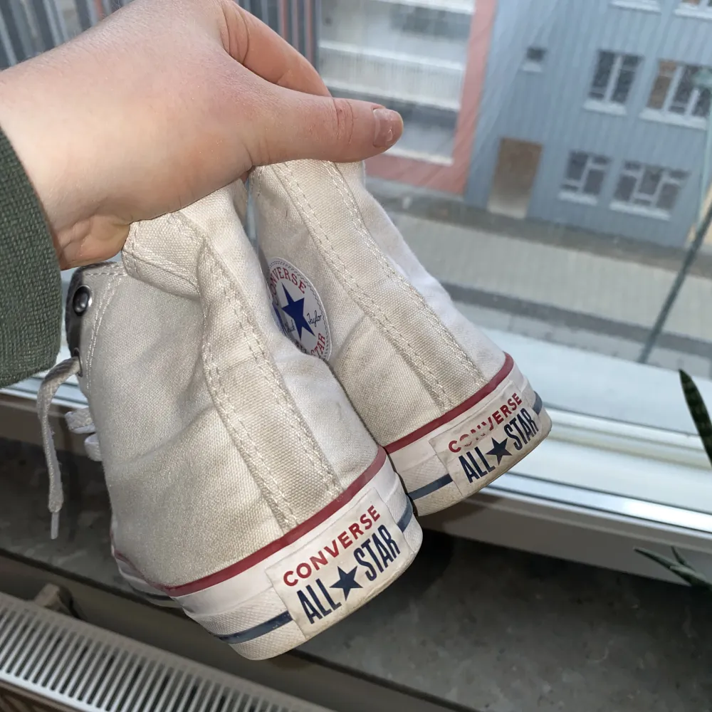 Säljer mina vita Converse i storlek 39 då dem inte kommer till användning, använda fåtal gånger men blir lätt smutsiga! Lätta att tvätta . Skor.