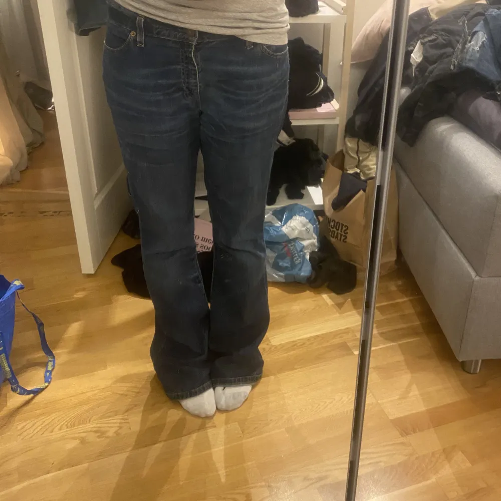 Säljer dessa ass snygga Levis jeans för 200kr!! storlek 33/34 ! Rätt långa och är långa på mig som är 165 de är midwaist . Jeans & Byxor.