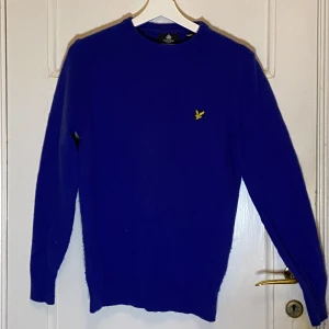 Lyle & Scott tröja - Säljer denna Lyle & Scott tröja i otroligt skönt material, kommer inte längre till användning. Köpare betalar för frakt
