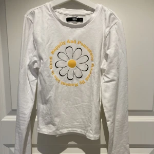 Bik bok långarmad tröja - Köpt från bik bok, andvänt den ca 2 ggr så i fint skick. Köpte den för ca 100-150 kr säljer för 80kr