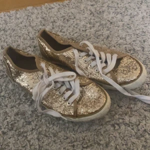 Skor  - Säljer dessa super fina skorna från atmosphere