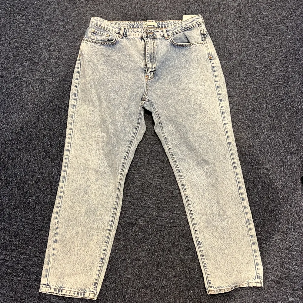 Jeans som är för stora för mig så de kommer inte till användning för mig. Prislapp kvar så aldrig använda så i fint skick! Storlek 44 men skulle säga att de passar 40-42 också. . Jeans & Byxor.