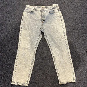 Jeans Gina  - Jeans som är för stora för mig så de kommer inte till användning för mig. Prislapp kvar så aldrig använda så i fint skick! Storlek 44 men skulle säga att de passar 40-42 också. 