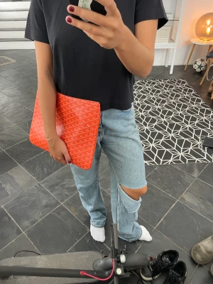 Weekday jeans  - Säljer mina snygga weekday jeans med egengjort hål!! Så snygga till en najs topp nu i sommar. Storlek 29/30 så passar en 38/40 och är lite pösiga på en 36a. Pris 200kr!💕💕❤️ kan diskuteras vid snabb affär