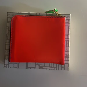 Cdg plånbok - Säljer min oanvända cdg plånbok  Nypris  fick i present men har aldrig använts  Tveka inte att skriva om fler frågor