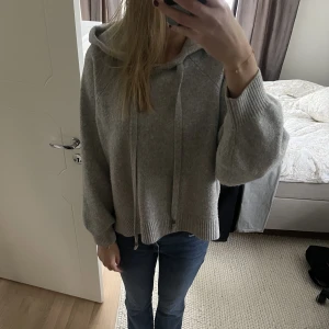 Stickad hoodie - Säljer denna super snygga stickade hoodien!! Bra skick👌🏻💞