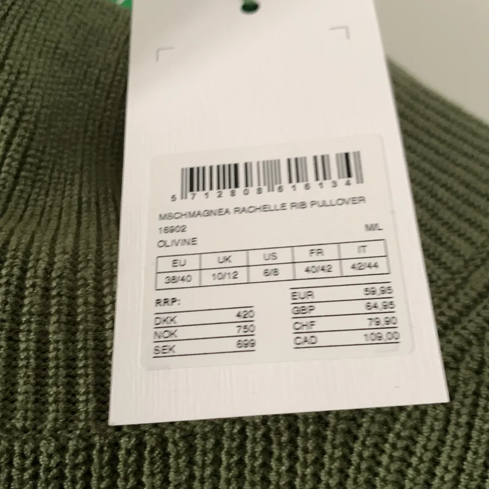 Det här är en jätte fin stickad tröja so. Jag säljer för att den var för stor. Den är helt ny och aldrig använt. Jag köpte den för 699kr och nu säljer jag den för 450kr.. Tröjor & Koftor.