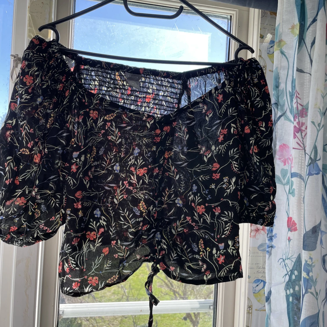 Blommig blus med dragsko