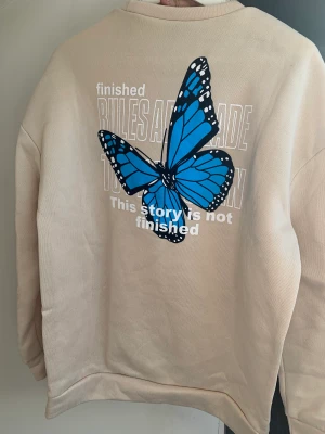Sweatshirt  - Snygga butterfly sweatshirt från Shein, size S. Använd några gånger
