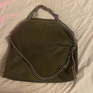 Stella McCartney väska - Säljer min stora gröna stella väska köpt för några år sedan! Väskan är i bra skick och jag kan skicka fler bilder om så önskas💕 möts upp i Stockholm eller fraktas! Köp direkt för 3200 kr😊