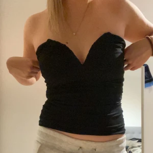 Korsettopp  - Så fin korsettopp som tyvärr inte kommer till användning då det inte riktigt är min stil. Använd två gånger, storleken passar Xs/S och sitter kvar uppe då den har byglar Sammy gummistrimmor på insidan☺️