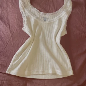 Brandy Melville topp - Spets topp vit från Brandy Melville, frakten ligger på 45kr 💕