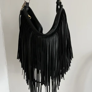 Frans väska  - Säljer denna ass cola väskan med fransar!❤️‍🔥🪩perfet till fest eller vardag🥰❣️den har lite slitage på några fransar men det är inget man tänker på❤️‍🔥❤️‍🔥