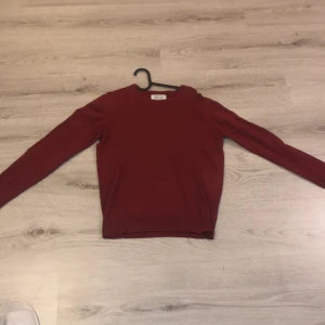 Vin röd tröja! - Säljer vin röd tröja i bra skick! 