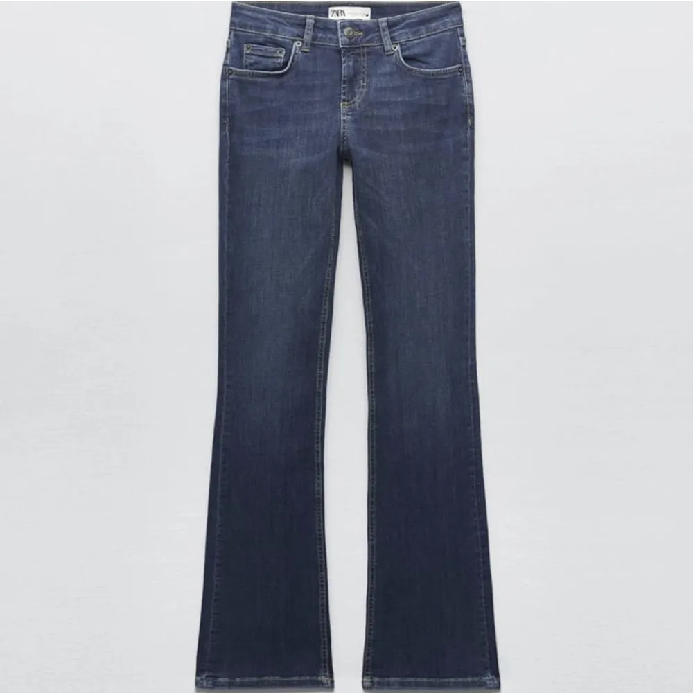 Säljer dessa näst intill oanvända populära low waist bootcut jeansen från zara💗. Jeans & Byxor.